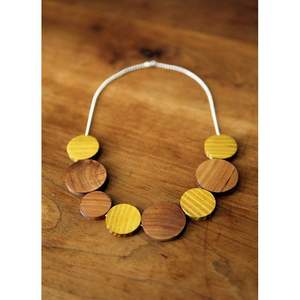 Collar con Colgante de Cruz de Madera de Diseño Artesanal para Mujer, Producto de Artesanía en Bambú y Madera - Product Image 3