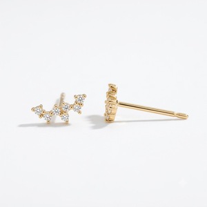Boucles d'oreilles minimalistes en or jaune 14K 18K avec diamants de laboratoire ronds, clous d'oreilles incurvés, monture unique en grappe, puces de diamants délicates - Product Image 5