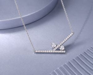 ขายส่งจี้เพชรทรงกลมเจียระไนแบบบริลเลียนท์ทองคำขาว 14K เพชรเพาะเลี้ยงในห้องปฏิบัติการ รับผลิตแบบ OEM ODM ผู้ผลิตเครื่องประดับชั้นดีตามสั่ง - Product Image 1