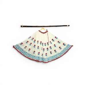 Jupe longue artisanale éthique à empiècements, 100% coton, imprimé floral, style traditionnel indien Kali, taille ajustable à nouer - Product Image 1