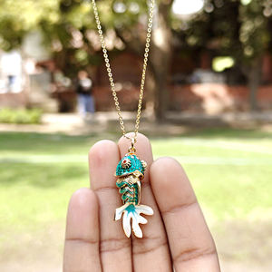 จี้ปลาคาร์ฟเคลือบทองคำขาวประดับด้วยอะพาไทต์สีเขียวเคลือบลงยาแบบโคลอซอนเน่ สร้อยคอปลาคาร์ฟญี่ปุ่น เครื่องรางนำโชค แฟชั่นเครื่องประดับสำหรับทุกเพศ เหมาะสำหรับเป็นของขวัญ - Product Image 4