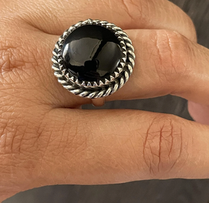 Anillo redondo de ónix negro, plata de ley 925, anillo de piedras preciosas hecho a mano para ella - Product Image 1