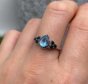 Anillo de Topacio Azul Cielo Natural y Espinela Negra, Plata de Ley 925 Chapada en Oro, Talla 8.75 US, Hecho a Mano, Regalo para Mujer, Venta al Por Mayor - Product Image 4