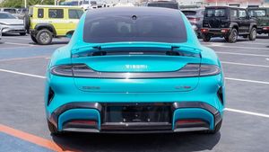 S U 7 XIA O MI 007 805 KM FLAGSHIP ADDITION, Auto Eléctrico, Tracción en las Cuatro Ruedas, Sedán, Batería de Litio, Asientos de Cuero, Neumáticos R17 Traseros - Product Image 3