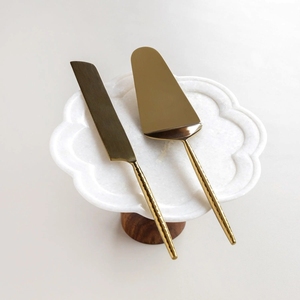 Ensemble de serveur et couteau à gâteau en or martelé de luxe avec poignées texturées pour mariages, anniversaires et fêtes - Product Image 1