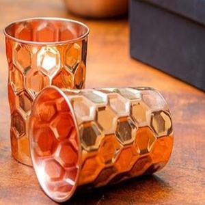 Verres à boire en cuivre gravés, design personnalisé, gobelets métalliques pour eau, jus, cocktails, durables, réutilisables, pour cuisine et bar. - Product Image 1