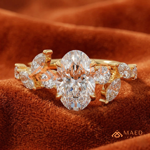 แหวนแต่งงานเพชรทรงวงรีทองคำ 14K สุดหรู พร้อมดีไซน์หินประดับด้านข้างลายดอกไม้สำหรับผู้หญิง - Product Image 1
