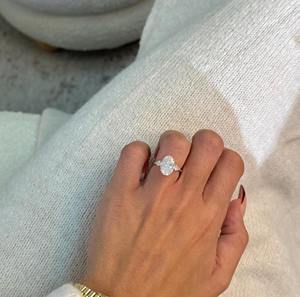 Anillo de compromiso con diamante cultivado en laboratorio de 3.50 quilates con corte ovalado y piedras laterales con corte de pera, oro rosa de 14k, anillo de tres piedras - Product Image 5