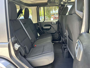 Jeep Turbo AWD Negro Brillante 2022 con Llantas de Aleación R18, Asientos de Tela, Sistema de Navegación, Asientos con Calefacción, Arranque Remoto, ACC, Volante a la Izquierda - Product Image 6