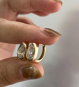 Pendientes de aro tipo huggie con bisel de diamante en forma de pera de 8.5x5.5 mm, de oro amarillo de 14K, con diamante de laboratorio solitario en forma de lágrima - Product Image 1