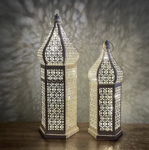Lanterne en fer durable pour une ambiance décorative et une présentation élégante de bougies, conçue pour un usage domestique quotidien et festif. - Product Image 1