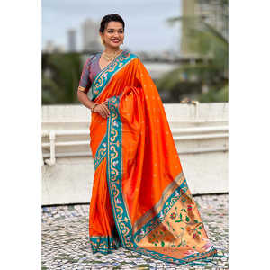 ผ้าไหมซารีสีส้มลายปักแบบราชฮันส์ ซวาน พายทานี ผลิตโดยอีลิท วีฟส์ น้ำหนัก 650 กรัม เสื้อผ้าอินเดียและปากีสถาน - Product Image 1