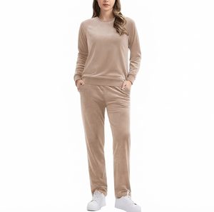 Survêtement beige respirant à capuche pour femme, manches longues, pantalon long avec poches latérales, streetwear décontracté d'hiver - Product Image 1