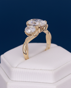 Anillo de Diamante Ovalado de 3.50CT Cultivado en Laboratorio, VVS2 F, Certificado IGI, Oro Amarillo de 14K, Anillo de Compromiso de Tres Piedras, Venta al Por Mayor - Product Image 4