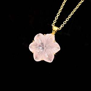 Collier avec pendentif en forme de fleur de quartz rose pour femmes, pendentif en cristal de pierre précieuse de quartz rose sculpté à la main, bijoux faits à la main - Product Image 6