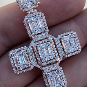 Colgante de Cruz con Moissanita Corte Baguette, Plata de Ley 925 Bañada en Oro Rosa, Collar Cristiano Totalmente Engastado, Colgante Religioso - Product Image 1