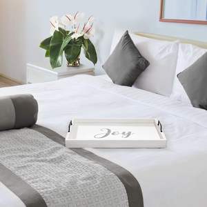 Bandejas de Servir Decorativas de Madera con Diseño Simple y Elegante, con Asa Negra, Forma Rectangular, Disponibles para la Venta - Product Image 3