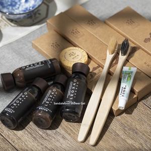 Kit de toilette de voyage haut de gamme jetable pour hôtel, personnalisé en bambou, avec gel douche OEM et chaussons, fournitures pour invités - Product Image 3