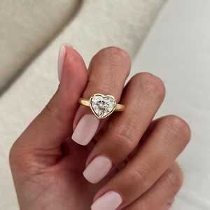 Bague de fiançailles unique avec diamant de laboratoire en forme de cœur de 2 carats, sertie dans un serti clos, or jaune 14 carats massif, certifiée IGI - Product Image 1