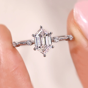 แหวนเพชรทรงหกเหลี่ยมแบบ Step Cut ประดับด้วย Prong Setting น้ำหนัก 1.15 กะรัต เพชรเลี้ยงในห้องปฏิบัติการ สำหรับงานหมั้น งานแต่งงาน งานเลี้ยง ชุบทอง 14k - Product Image 1