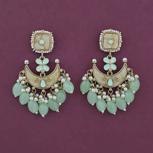 Bijoux fantaisie artificiels Kanhai Jewels, boucles d'oreilles en forme de fleur plaquées or, style indo-occidental indien pour femmes, avec perles de nacre. - Product Image 3