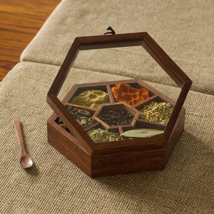 Caja de especias tradicional de madera con diseño de compartimentos tallados para almacenamiento de hierbas - Product Image 5