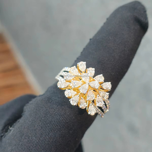 Anillo de Diamantes de Corte Pera de Lujo en Oro Amarillo, Elegante Joya de Compromiso para Mujer, Diseño Personalizado Fino, Estilo de Alta Calidad Premium - Product Image 1