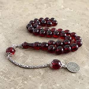 Perles de tasbih rondes rouge rubis profond avec chaîne en argent et pendentif pièce ottomane, disponibles à prix de gros. - Product Image 1