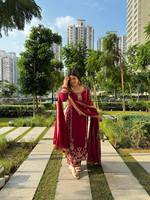 Ensemble de fête pour femme en Faux Georgette Premium avec broderie de fils et sequins, comprenant un haut, un Salwar de 46-47 pouces à taille élastique et un Dupatta en dentelle, style ethnique