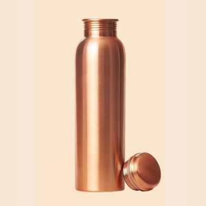 Bouteille d'eau en cuivre pour une hydratation matinale régulière, favorisant une routine de départ du lit en fraîcheur avec une expérience de boisson naturelle. - Product Image 1