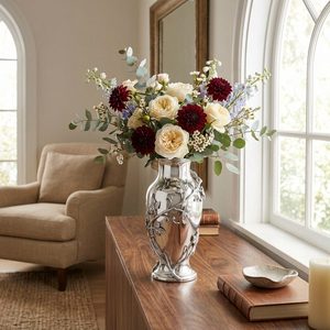 Vase à fleurs traditionnel en laiton fait main de 26 cm avec finition argentée et motif de vigne pour centre de table de mariage et décoration intérieure - Product Image 2