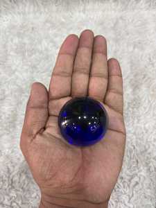 Sphère d'obsidienne indigo aux tons bleu violet profonds, lueur vitreuse, courbure lisse, finition raffinée et caractéristique volcanique. - Product Image 2