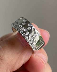 Bague large tendance en or plaqué 9 carats avec diamants de laboratoire sertis en clos, style confettis, pierres dispersées, classique - Product Image 2