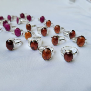 Ventas calientes Granate Piedra natural de alto grado Plata alemana Piedra preciosa ovalada Plata Anillo chapado en oro para hombres Mujeres de proveedor indio - Product Image 2