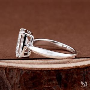 Anillo solitario de diamante radiante cultivado en laboratorio de 3 quilates con engaste de tallo pellizcado en oro blanco de 10K, anillo de compromiso moderno y lujoso. - Product Image 2