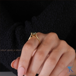 แหวนหมั้นเพชรเม็ดเดี่ยวทรงตัดแบบโปรตุเกส สีเขียว ผลิตในห้องปฏิบัติการ ตัวเรือนทองคำแท้สีเหลือง ดีไซน์ทรงดอกทิวลิป เครื่องประดับชั้นดีสำหรับผู้หญิง - Product Image 6