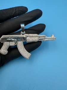จี้รูปปืน AK 47 ประดับเพชรโมอิสซาไนต์ทรงกลม  จี้เงินแท้ 925  แบบ Iced Out สไตล์แร็ปเปอร์  จี้ปืนพกแบบสั่งทำพิเศษสำหรับผู้ชาย - Product Image 2