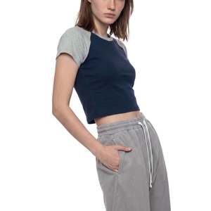 Camiseta Corta Raglan Azul Marino Personalizada para Mujer, Venta al por Mayor, de Algodón Acanalado, Estilo Baby Tee, con Manga en Contraste, Ajuste Delgado, Camisa Streetwear - Product Image 3