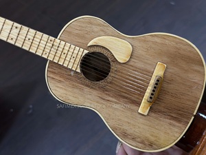 Modèles d'instruments de musique en bois de qualité supérieure : Violon/Guitare miniature, artisanat souvenir, bois massif personnalisé, fabriqué en usine au Vietnam - Product Image 6