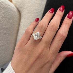 Bague de fiançailles à trois pierres en diamant ovale de 5,7 carats F VVS2 cultivé en laboratoire, certifiée IGI, or 14K/18K pour femmes - Product Image 4