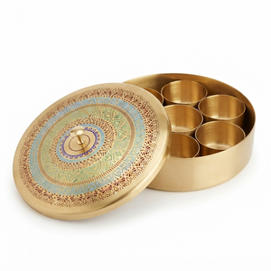 Boîte à épices ronde en laiton peinte de motifs mandala vibrants, style indien Masala Dabba, avec 7 bols, organisateur de rangement de cuisine, fabricant en gros - Product Image 1