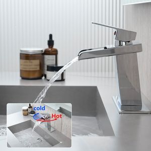 Rubinetto per lavabo bagno a cascata cromato a 1 e 3 fori con piastra di montaggio e design a maniglia singola - Product Image 5