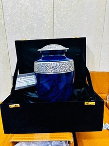 Wholesale Brassworld India Adult American Style Eco-Friendly Durable Customizable Cremation Urns <b>Green</b> <b>Velvet</b> Box 200/220 Cubic - Product Image 1
