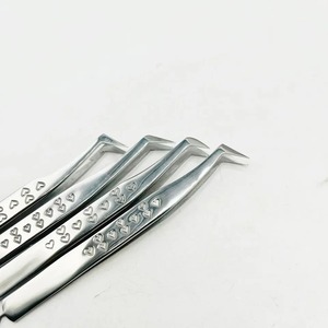 Juego de Pinzas para Cejas de Acero Inoxidable, 4 Piezas, Diseño de Corazón, Herramienta de Precisión para Pestañas, Reutilizable - Product Image 4