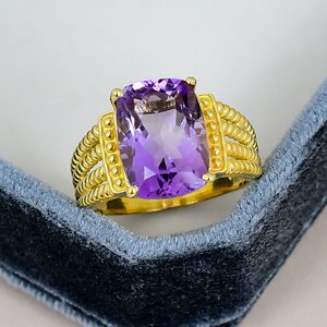 Anillo de Plata de Ley 925 Maciza Chapado en Oro con Amatista de Corte Cojín Engastada en Puntas y Banda de Cuentas Trenzadas de Lujo de Varias Hileras - Product Image 1