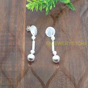 Pendientes Minimalistas de Plata 925 con Bola Colgante para Mujer, Pendientes Geométricos con Cuentas Colgantes, Joyería Moderna Hecha a Mano, Regalo para Ella - Product Image 2
