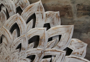Grande décoration murale en bois massif blanc vieilli, sculptée à la main avec motif floral de lotus, pour le dos des canapés-lits et le salon - Product Image 6