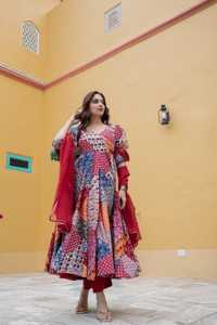 Conjunto de 3 piezas de traje Anarkali de algodón con pantalón y dupatta de organza de viscosa con encaje Bijiya en el borde. - Product Image 3