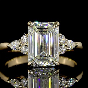 Bague de fiançailles vintage en or jaune 14 carats pour femme, avec trois pierres, diamant de laboratoire taille émeraude certifié IGI de 2,5 carats - Product Image 3