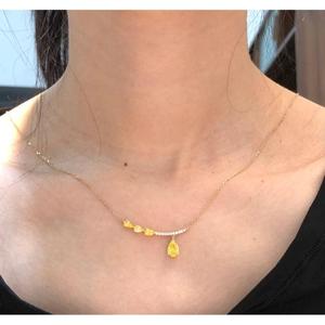 Collar con Colgante de Diamante Corte Pera Amarillo en Oro Sólido con Barra Clásica con Acentos Pavé y Engaste Asimétrico de Múltiples Piedras, Ideal para Regalo - Product Image 1